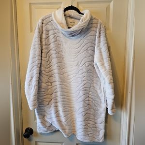 Anne Klein pullover tunic. White/gray. Size XL